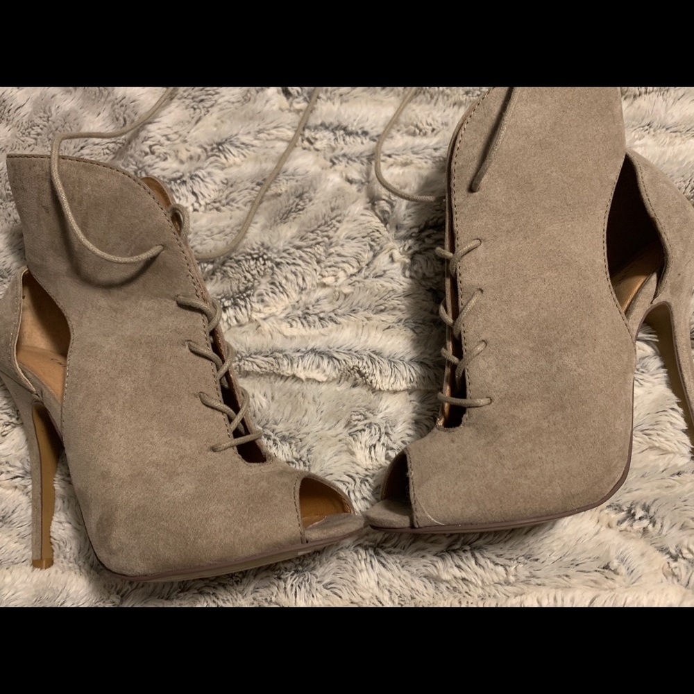 Creme open-toe shoes size 6